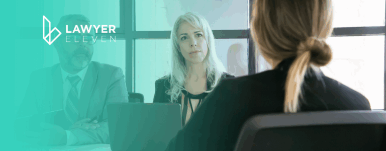 Uma mulher sentada de frente para um homem e outra mulher conversando sobre transparência processual