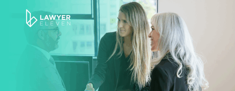 três pessoas convernsando em um onboarding no escritório