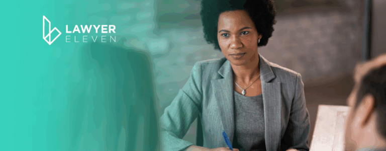 mulher tendo um atendimento jurídico com seus dois clientes