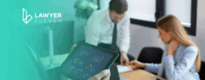 um homem e uma mulher analisando os dados enquanto oturo homem confere em um tablet advocacia orientada por dados
