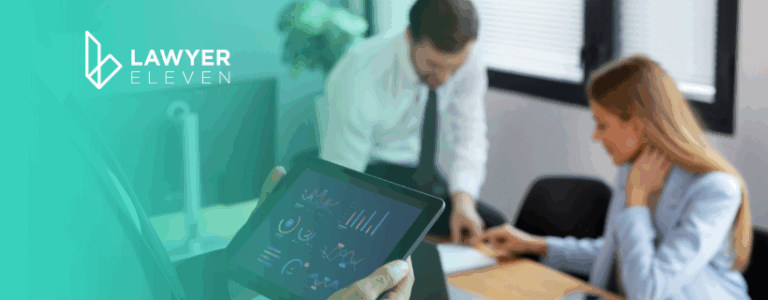 um homem e uma mulher analisando os dados enquanto oturo homem confere em um tablet advocacia orientada por dados