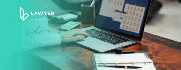 um braço esticado trabalhando em um computador fazendo o controle de prazos na advocacia híbrida