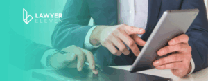 homem com um tablet na mão retrabalho jurídico