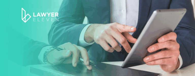 homem com um tablet na mão retrabalho jurídico