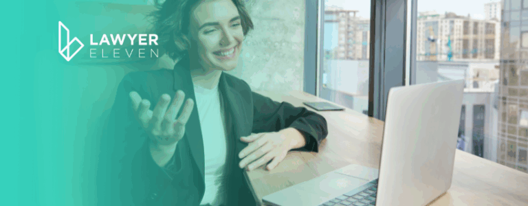 mulher advogada conversando por chamada de vídeo audiência online