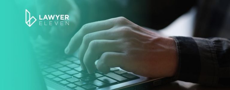 Mãos masculinas digitando no computador Sistema jurídico em nuvem