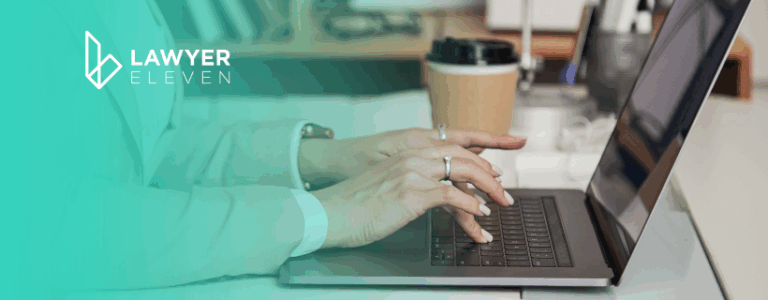 mulher usando um notebook no escritório validando o melhor software jurídico