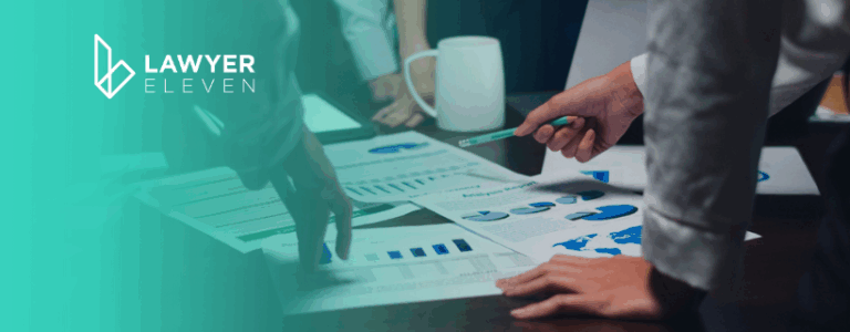 Um grupo de pessoas debatendo um workflow jurídico
